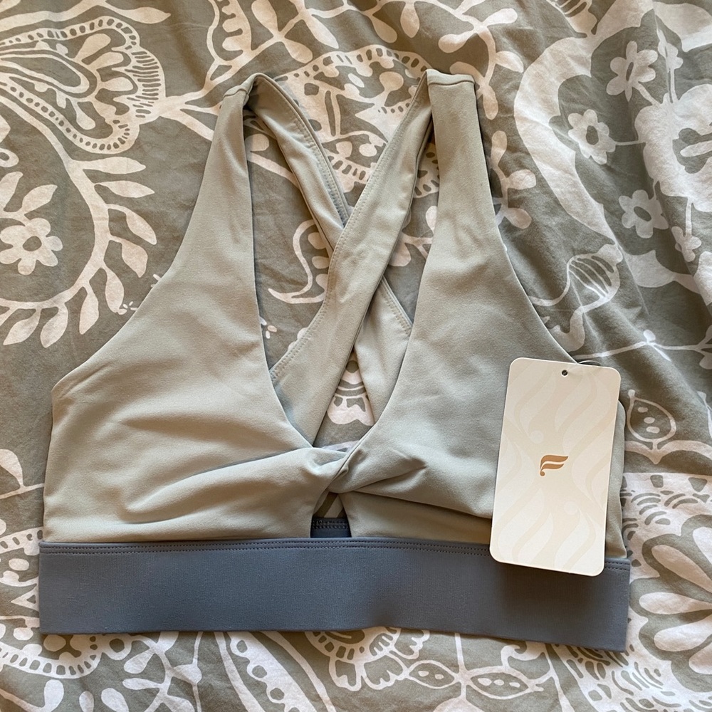 fabletics oasis twist front sports bra